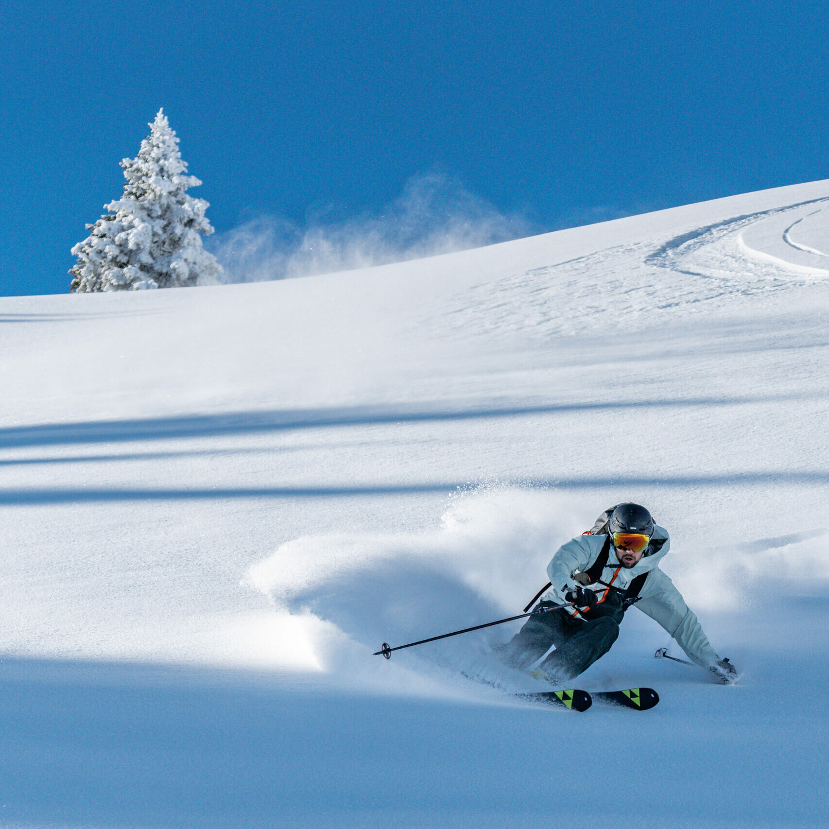 Skifahrer im Winter beim Tourengehen und Freeriden